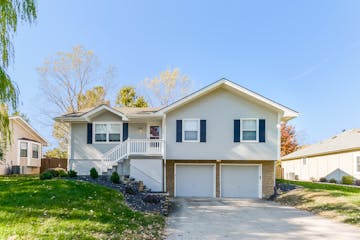 1208 NE Country Ln Lees Summit, MO 64086